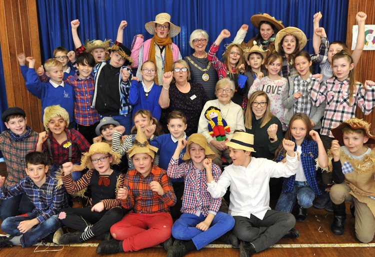 Scarecrow brings Chelmsford pupils and Manor Lodge residents together